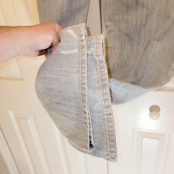 Old Navy Boy-cut Light wash jeans. - Picture 2 of 10